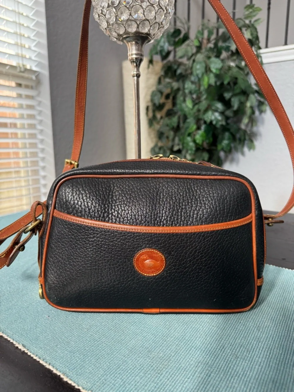 Vintage Dooney & Bourke Black Pebbled Leather Crossbody Bag - Picture 2 of 12